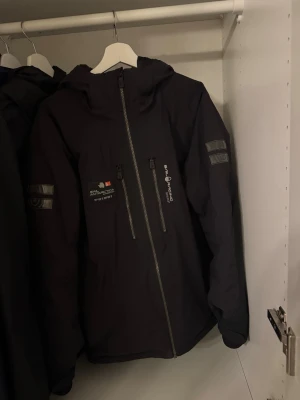 Svart Sail Racing vinterjacka M - Säljer nu min vinterjacka från sailracing då den inte används längre, jackan har ett par år på nacken men är i ett väldigt fint skick utan hål eller större slitage. 