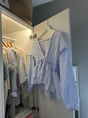 Ljusblå långärmad blus - Säljer en så söt blå volangblus från Zara. Storlek S och i perfekt skick💗