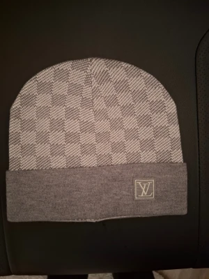 Grå mössa - Grå Louis Vuitton mössa i storlek one size, använd fåtal gånger, pris kan diskuteras