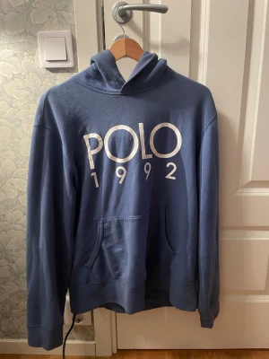 Ralph lauren Hoodie - Ralph lauren ljusblå Hoodie i topp skick och köptes för 1999 och säljs nu för 399 i storlek M