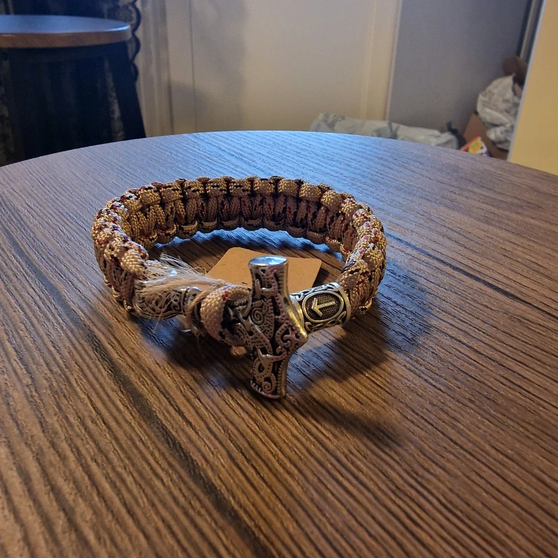 Brun paracordarmband med Torshammare