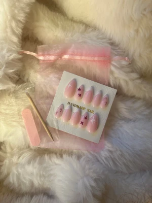 Jul press on nails  - Fina egen gjorda press on naglar med jul tema🎄  Mått  Lillfinger 8,5mm Ringfinger 11mm Mellanfinger 12-13 mm Pekfinger 10mm Tumme 15mm