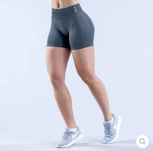 Dfyne shorts  - Helt nya dfyne shorts i färgen slate grey! Aldrig använda och ligger kvar i påsen. I storlek xs. 