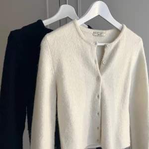 Koftor - Säljer slutsåld koftor från Gina Tricot. Den är beige! Knappt använd och i fint skick🩷 pris kan diskuteras!