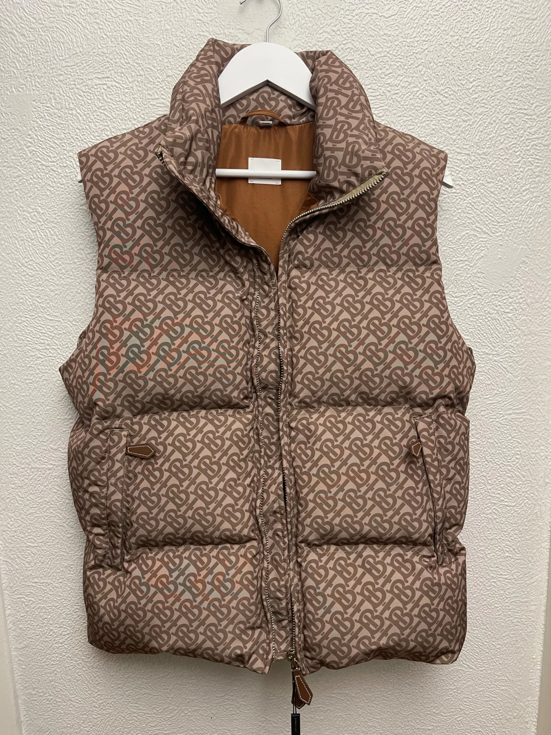 Beige dunväst från Burberry med monogram - 6