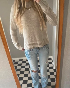 Beige stickad tröja från Zara  - Stickad tröja från Zara .