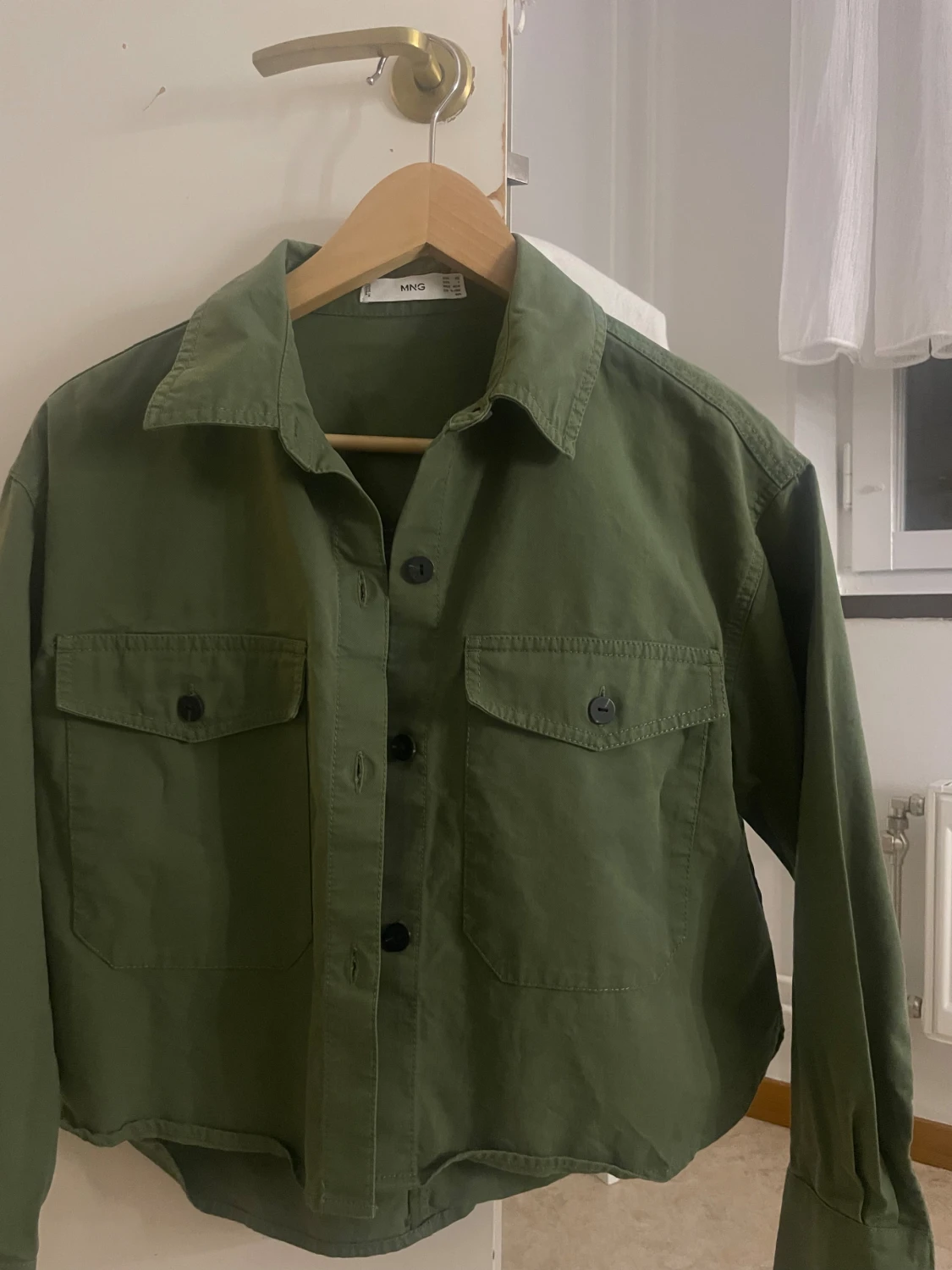 Grön overshirt från MNG med fickor