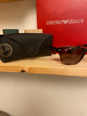 Ray-Ban glasögon - Snygga bruna solglasögon från raybans. Dom kommer med 100% UV protection glasögons fodral. Pris ej hugget i sten. Hör av er vid frågor eller intressen!⭐️