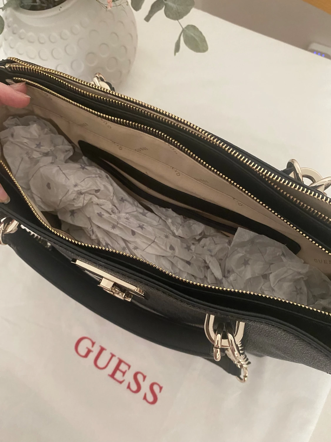 Svart axelväska från Guess med kedja - 1