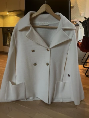 Vit BUSNEL poncho - Säljer denna oanvänta BUSNEL poncho, då det var en pressent i fel storlek! 