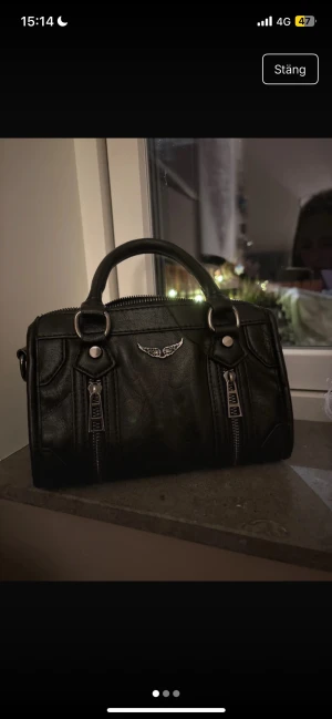 Zadig väska  - Sjukt snygg väska liknar Zadig ! Rymlig och perfekt till en elegant outfit! Lite använd då och då men som ny och de är så lika 💞ska försöka hitta banden