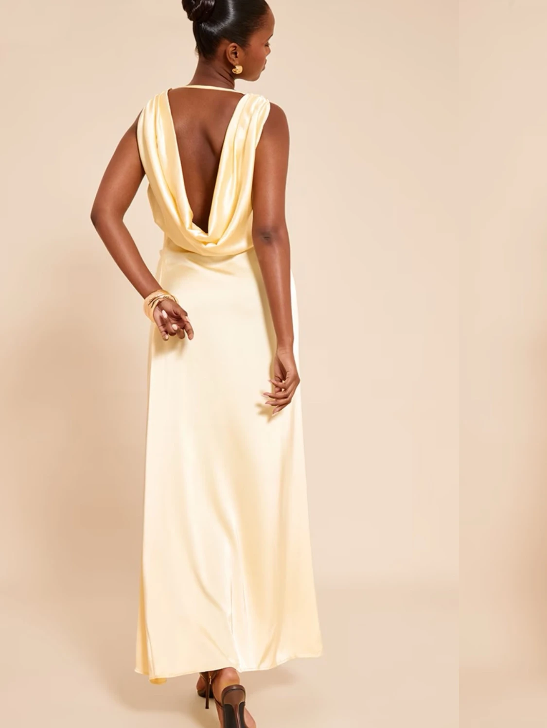 Gul långklänning i satin