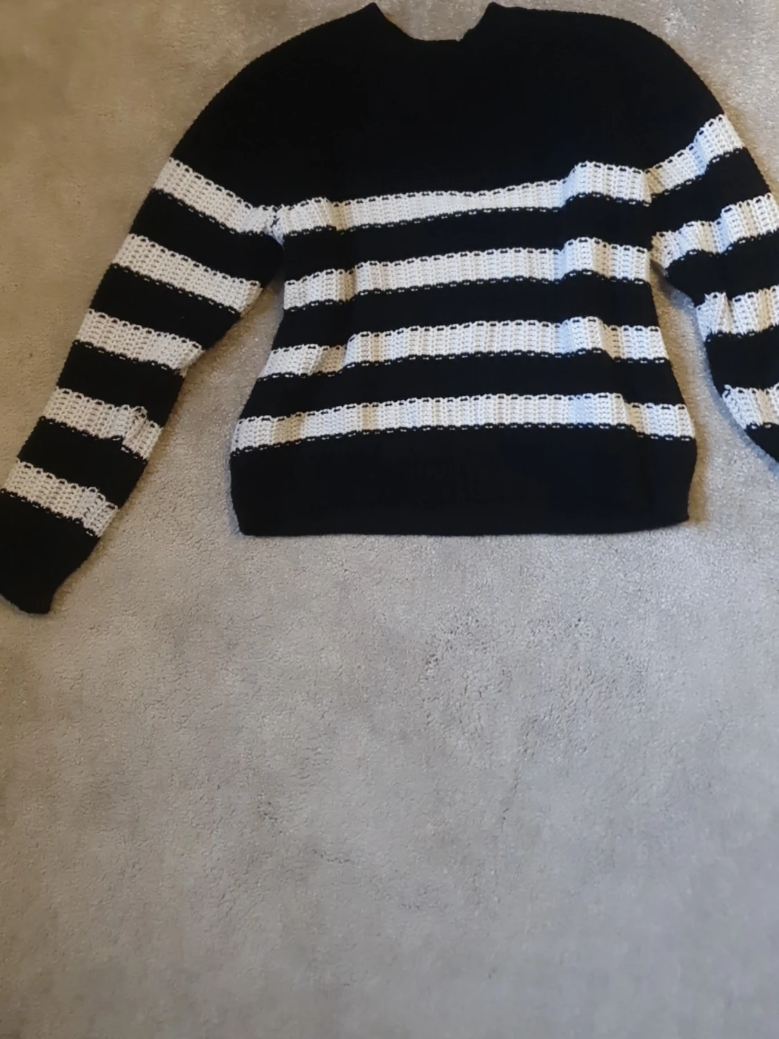 Randig svartvit stickad tröja Lindex