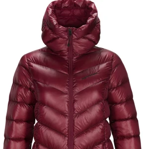 Vinröd dunjacka Peak Performance - Säljer en lång, vinröd dunjacka från Peak Performance med snyggt chevronmönster och huva. Jackan har dragkedja framtill, två sidofickor med dragkedja och är quiltad för extra värme. Perfekt för kalla dagar och har en modern look.