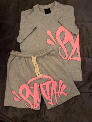 Grå shorts från syna world med rosa print - Storlek M, mycket bra skick.