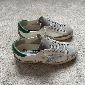 Golden Goose sneakers | 40 - Säljer dessa trendiga Golden Goose sneakersen! |Size: 40, passar upp till 41. | Super fint skick, många av slitningarna är ”design” | ALL OG: box, dustbag och GG passport ingår | Skriv vid frågor och funderingar!