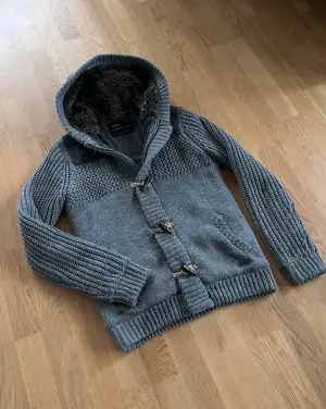 Mysig och varm cardigan med fodrad luva | Storlek M | Litet hål vid höger ficka (Se bild) annars bra skick✅|