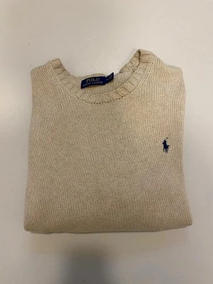 Beige stickad polo Ralph Lauren tröja - Beige grov stickad polo Ralph Lauren tröja //  Storlek M //  Mycket bra skick //  Skriv vid minsta fråga eller fundering💯🤝