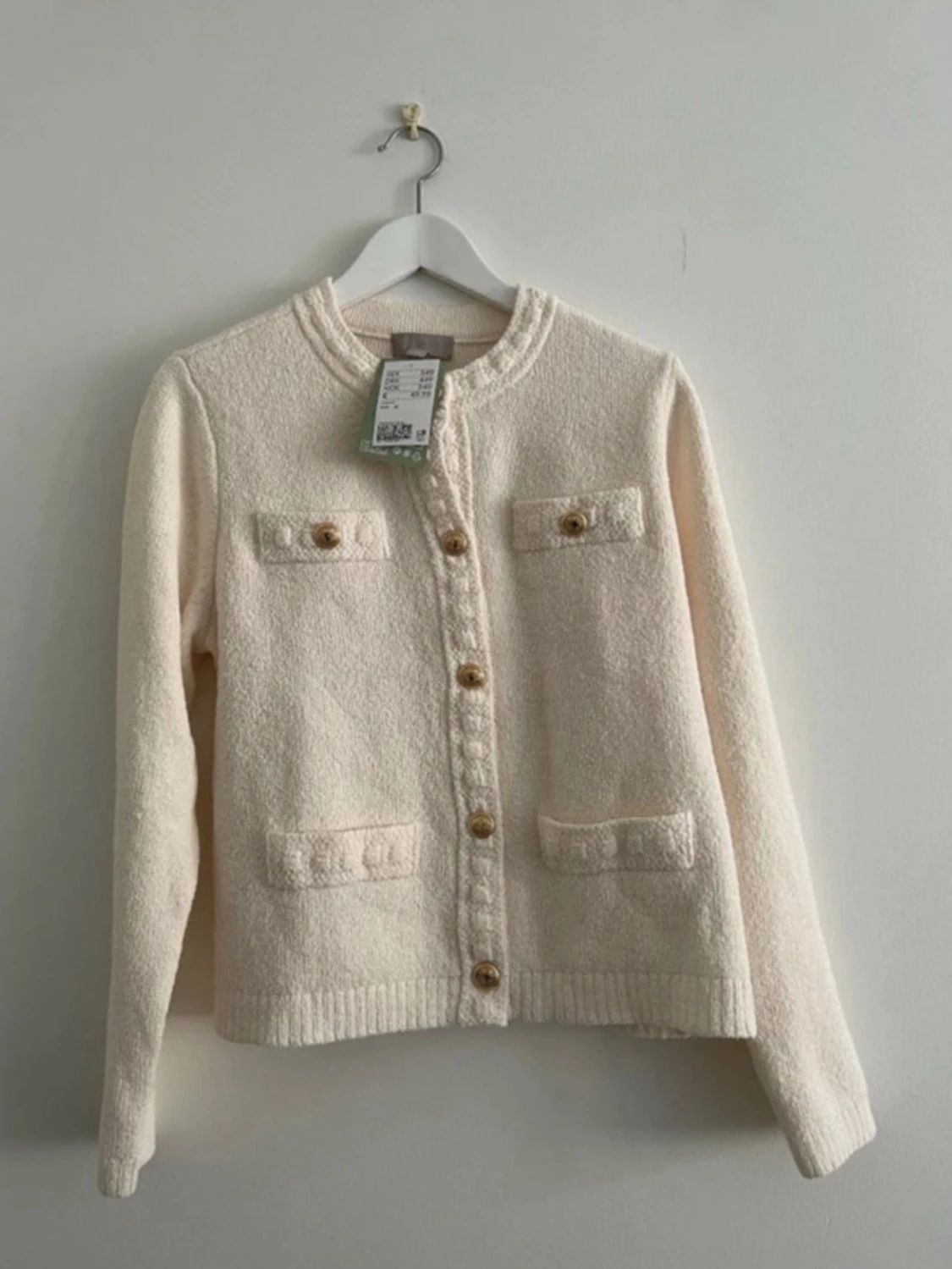 Krämvit kofta med knappar - 1