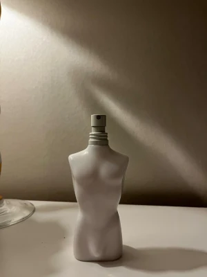 JPG fleur du mâle, sample  - Jean Paul Gaultier Fleur du Mâle, 5ml sample. Det är en manlig parfym med örtiga och aromatiska ackord, dominerad av Neroli, Kamomill, Petitgrain och Basilika. Parfymen har en enorm sillage och 8+ timmars hållbarhet, perfekt för Dagtid under Vår och Sommar. Signature scents kan ge dig priserna: [3ml, 94 kr], [5ml, 156 kr] och [10ml, 312 kr]. Nypris: 2340kr.                                                         Skriv vänligen vid frågor😊