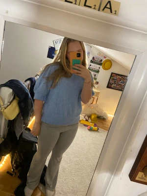 Ljusblå stickad tröja Vero Moda - Stickad tröja från vero Moda.  Säljer pga att jag inte använder den. Passar även S💓