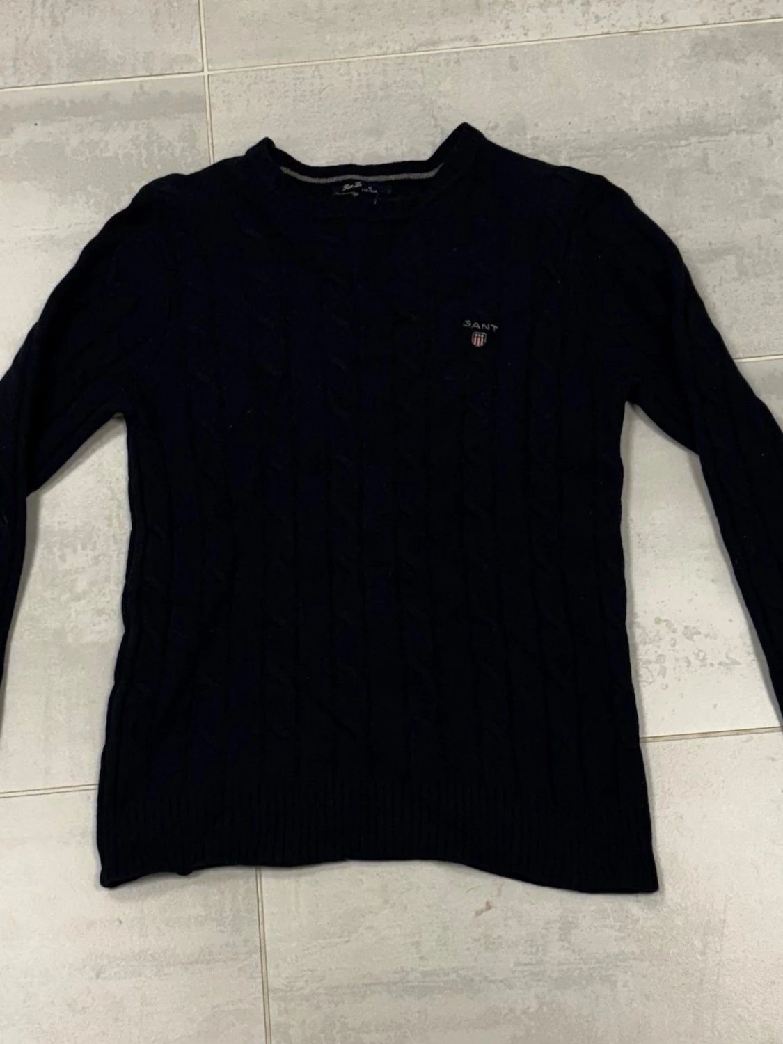 Mörkblå kabelstickad tröja GANT