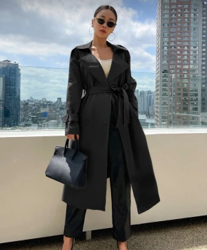 Svart trenchcoat med bälte - Säljer en svart trenchcoat från NA-KD med klassisk krage, långa ärmar och knytbälte i midjan. Jackan har stora slag, knappar framtill och fickor på sidorna. Perfekt för dig som vill ha en stilren och tidlös look.