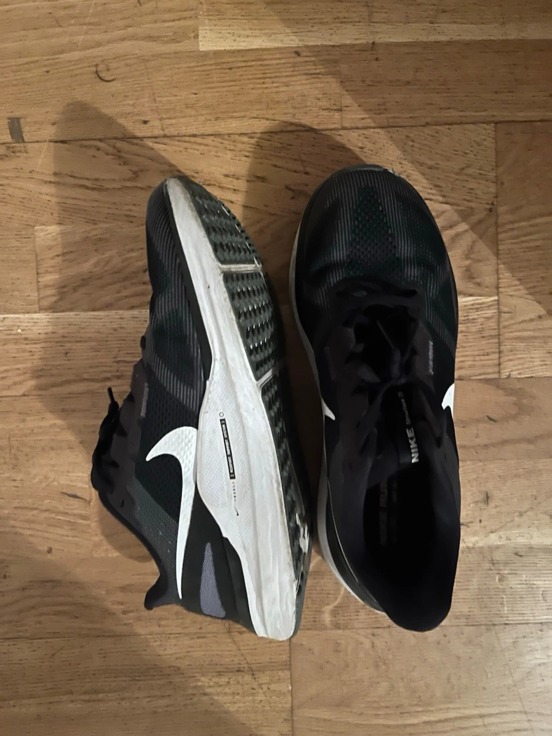 Svarta Nike sneakers med vit sula