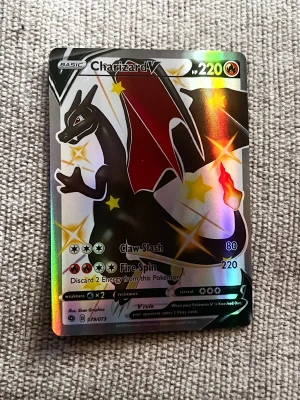 Charizard V Pokémonkort Shiny Star - Säljer ett Charizard V Shiny Star Pokémonkort. Kortet packas väl och fraktas säkert i toploader och sleeve. Kortet är Proxy/Custom i ett unikt utförande 👍