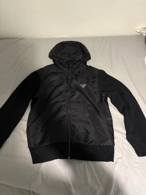 Prada jacka - En väldig snygg och unik Prada jacka i ett bra skick 