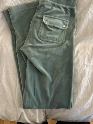 Juicy Couture byxor - Juicy Couture byxor i storlek xs. Använda och därför noppriga på bandet i midjan och inuti. Annars i väldigt fint skick!💗