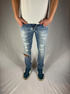 Dondup jeans MIUS  - Dondup jeans MIUS  | pris = 799kr | Storlek 29 | Modellen är 178 cm | Jeansen har original slitningar från fabrik |Hör av dig vid minsta fundering! Jeansen är lite för små för personen på bilden, men passar fint om du är lite kortare än modellen!