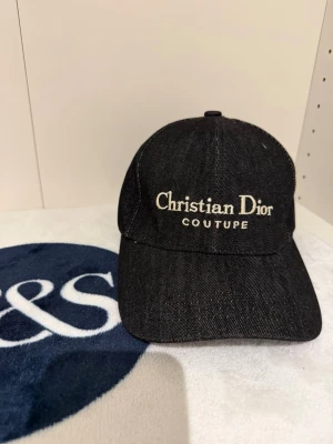 Christian Dior black cap - Brand new. Doesnt have a box, bought as second hand. Please feel free to ask anything :)