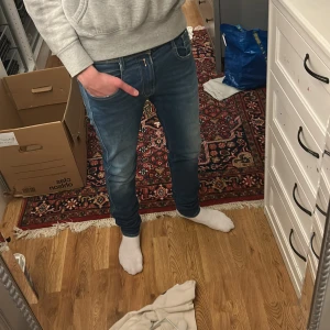 Stilrena Replay jeans - Säljer dessa stilren Replay jeans. Dom har inga difekter och passar till alla outfits. Kom meddelande för frågor. Priset står inte skrivet i sten!!!