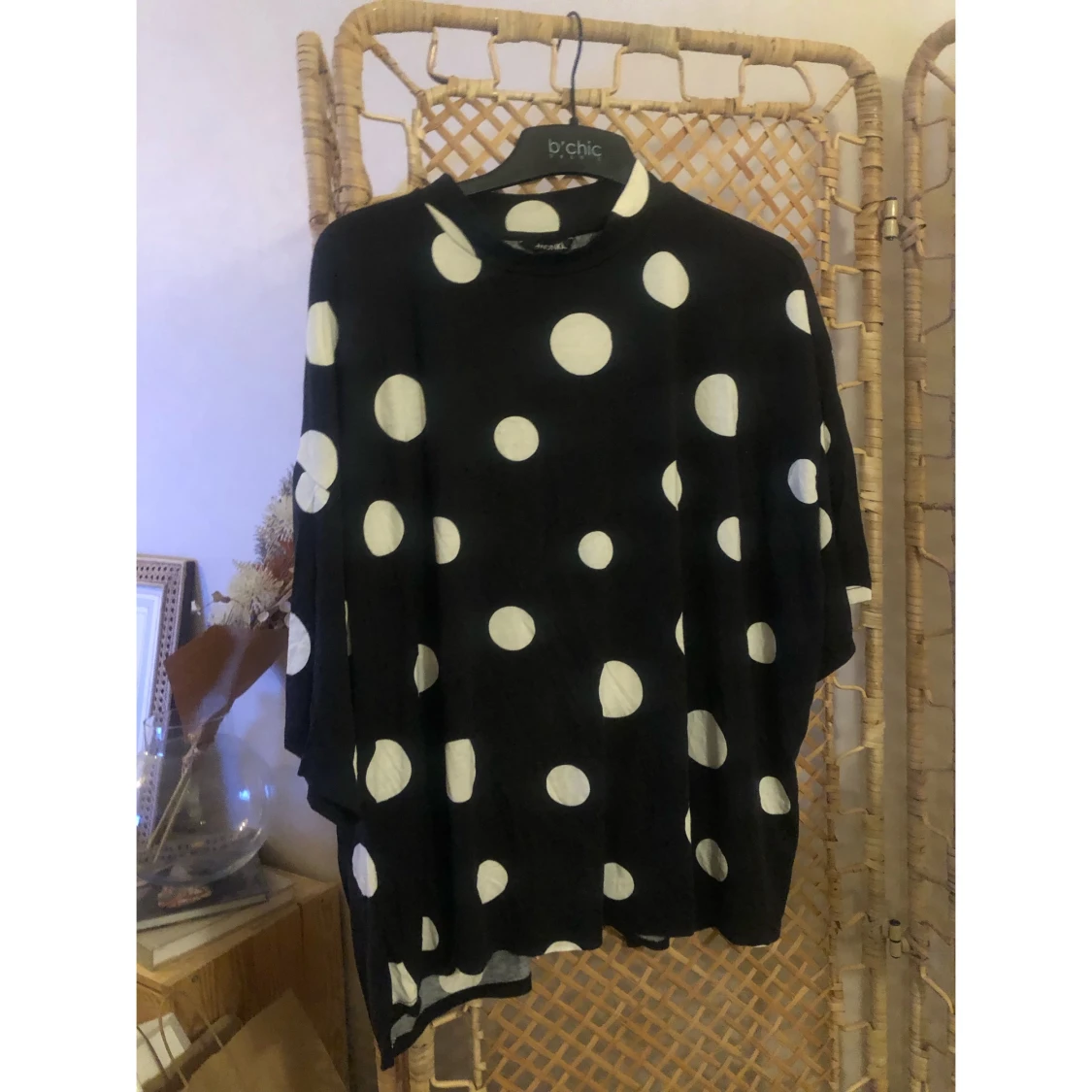 Svart prickig blus från monki