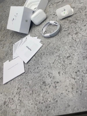 Airpods pro 2  - nya airpods pro 2 till en bra pris har knappt använt dem då jag inte gillar denna model så jag har bestämt mig för att sälja dem då jag inte är i behov av dem