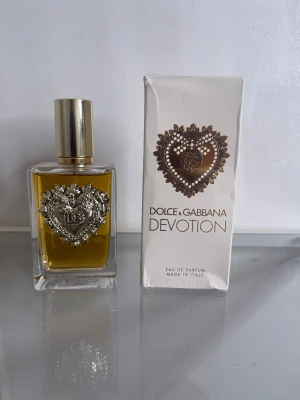 Dolce & Gabbana Devotion EdP - Upptäck Devotion Eau de Parfum från Dolce & Gabbana, tillverkad i Italien. Volymen är 100 ml. Ingredienser inkluderar candied citrus, orange blossom och vanilla. Perfekt för dig som vill sticka ut med en lyxig och modern doft.