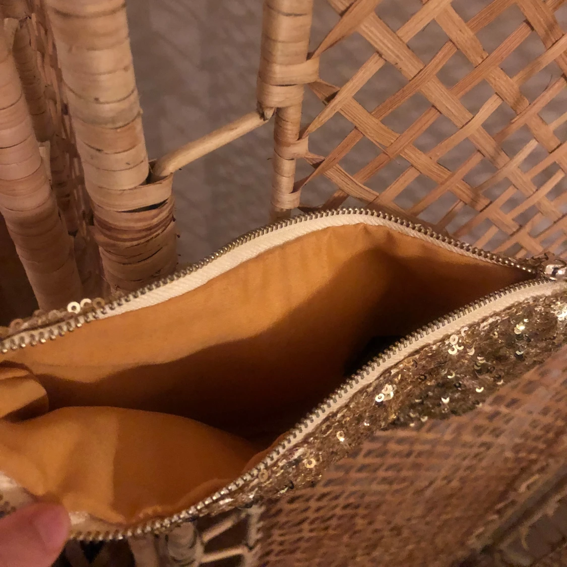 Glittrig guld axelväska med paljetter - 2