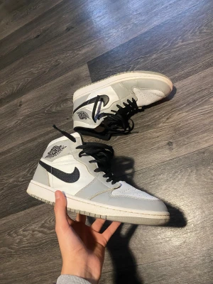 Jordan 1 Mid – rena & fina  - Jordan 1 Mid i bra skick. Lite slitna men väldigt fina och rena, inga hål eller större skador. Sulan i bra skick, alltid väl omhändertagna.  📦 Skickas snabbt 💬 Tar emot bud