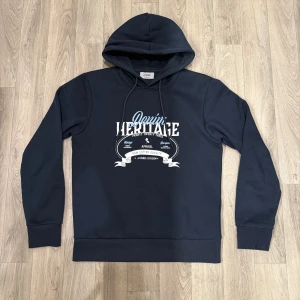 Grisch Hoodie Marinblå S - Snygg och stilren Grisch hoodie ifrån JJREBEL (Jack & Jones linje) i mycket fint skick. Storlek S. Hör av dig vid frågor eller funderingar!😊