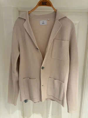 Kofta - En oanvänd kofta från bläck, nyskick. Bör passa om man är mellan 172-182. Skriv vid minsta lilla intresse.