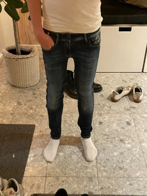 Replay jeans - Säljer ett par mörkblå jeans från märket replay.🙌Storleken på jeansen är i W26 men kan sitta något tajtare. Ta kontakt med mig vid några som helst funderingar! Ingen tvekan!🙌💪