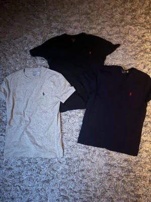 3st Ralph lauren T-shirts - Säljer tre klassiska t-shirts från Polo Ralph Lauren i svart, marinblått och ljusgrått. Den ljusgråa har aldrig använts. Allt är i ett bra skick och alla är i storlek S.