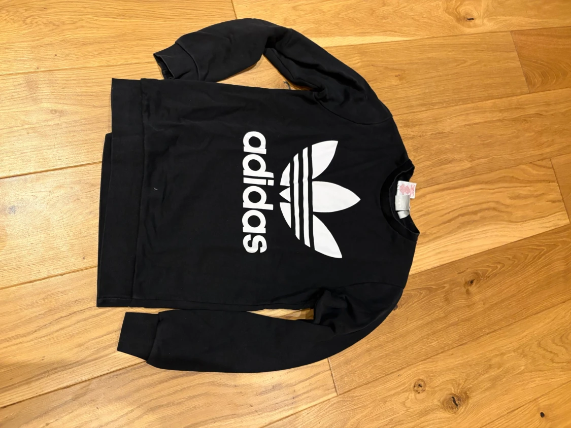 Svart Adidas sweatshirt med logga