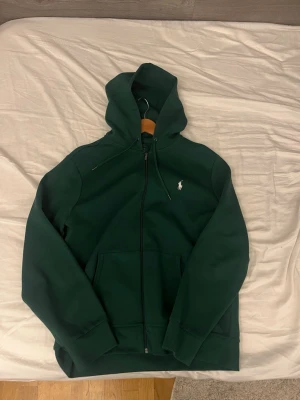 Polo Ralph lauren zip hoodie - Säljer en mörkgrön polo tröja som är använd max 5 gånger då den inte passar längre.