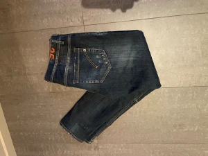 Dondup George  - |Dondup George| 10/10 skick| storlek w35|.     Jeansen är i ny skick och har inga skador eller defekter. Riktigt snygg tvätt med goa slitningar. Tvivla inte på att höra av dig vid frågor. 