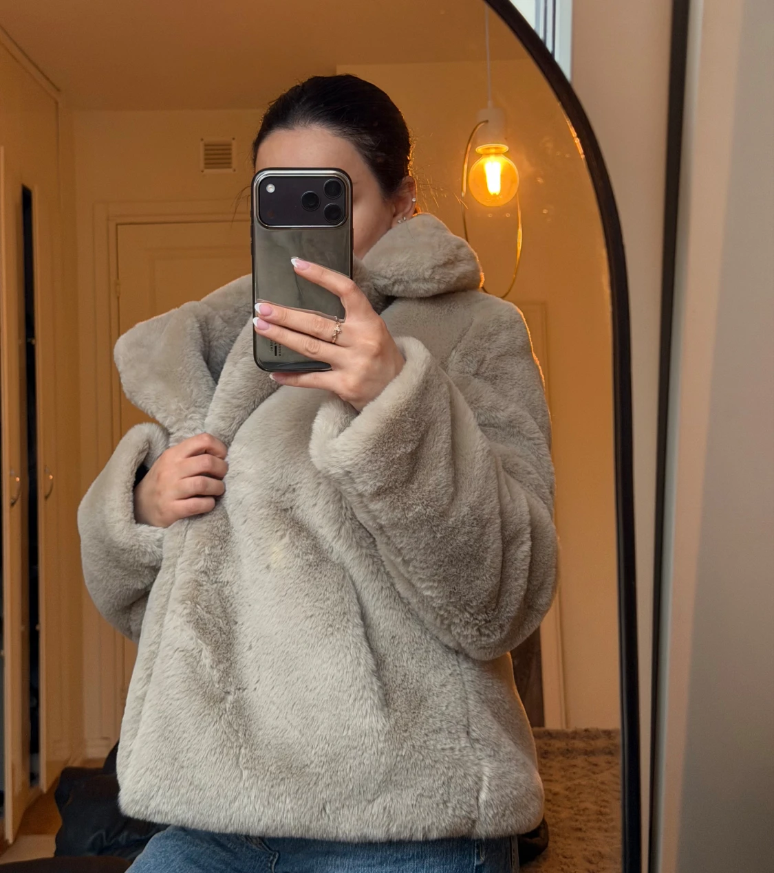 Beige pälsjacka från NA-KD - 2