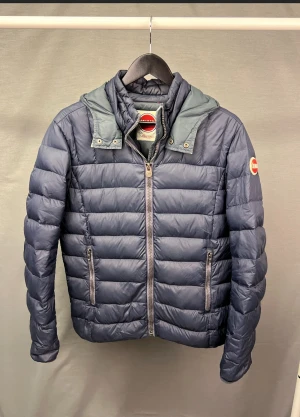 Colmar jacka - Säljer denna grymt snygga vinterjackan från colmar! Size 46 motsvarar S! Modellen är 179 och den sitter bra! Nypris ca 4000kr! Kan gå ner i pris vid snabb affär!  Hör av dig vid minsta fundering 🤩