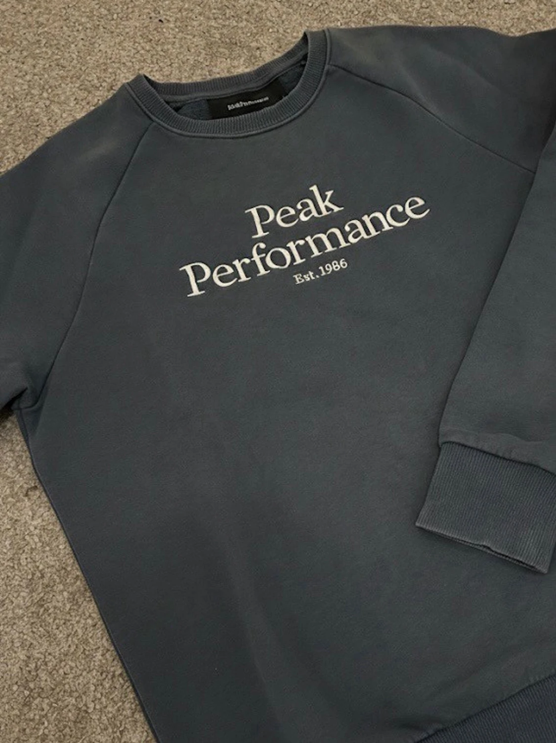 Mörkblå Peak Performance sweatshirt