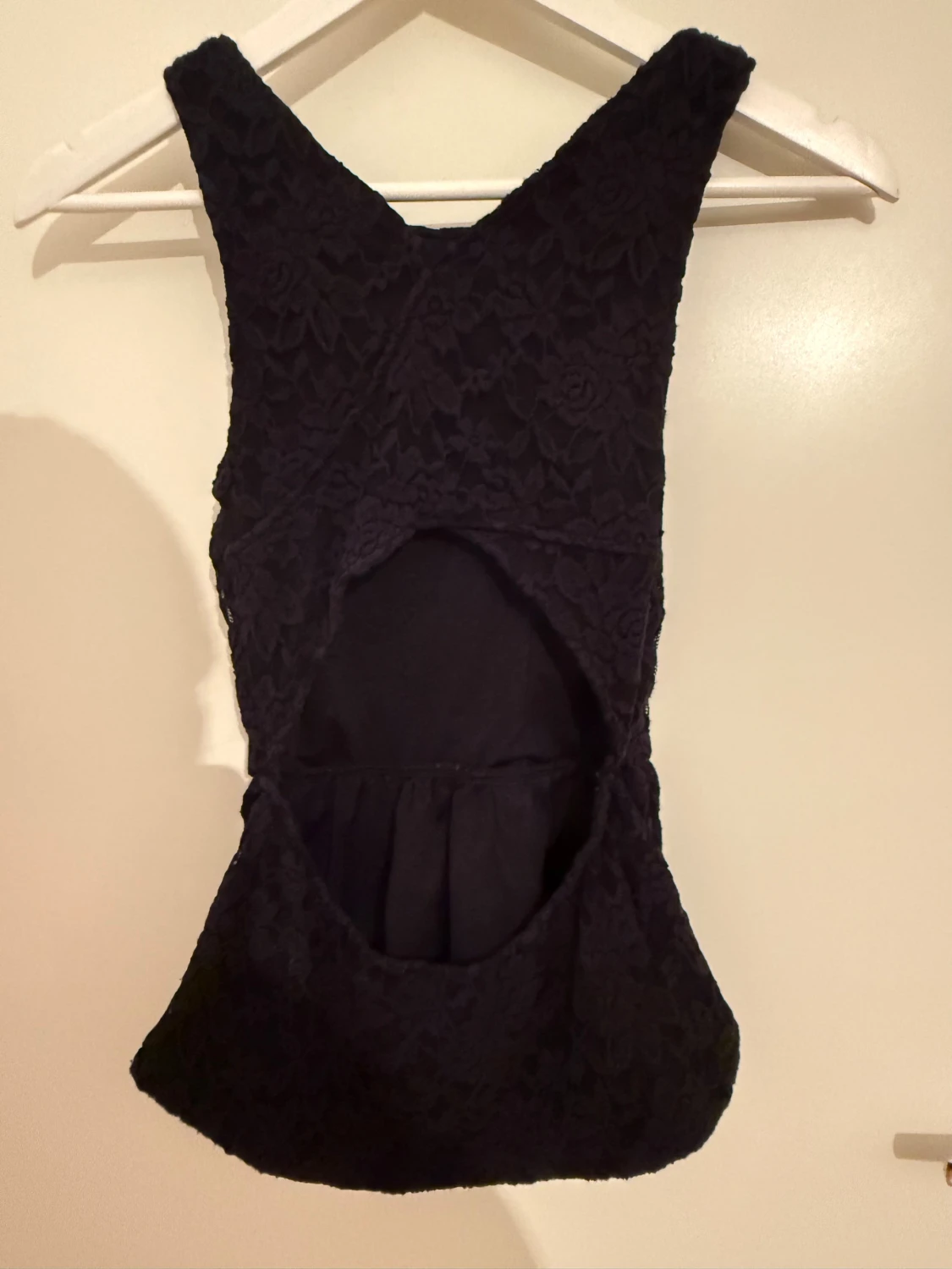 Svart spetsblus med öppen rygg XS - 2